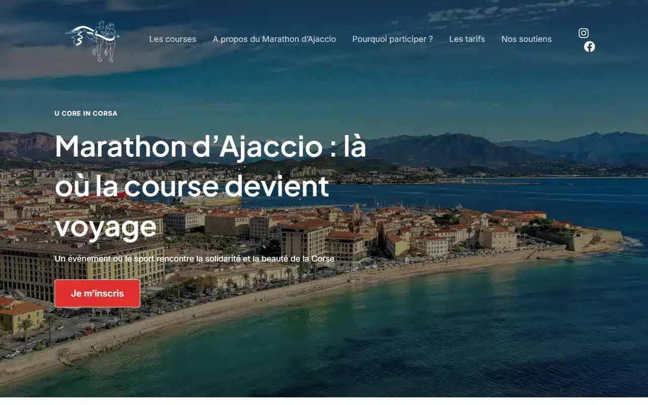 Page d'accueil du site WordPress du Marathon d'Ajaccio avec vue sur la baie